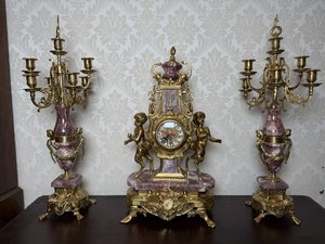 Krbové hodiny so súpravou svietnikov