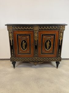 Komoda s bronzovými aplikáciami a figurálnymi medailónmi