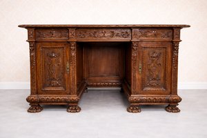 Písací stôl s bohatou rezbou