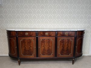 Elegantná komoda s mramorovou doskou