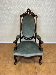 Elegantné vyrezávané kreslo s vysokým operadlom