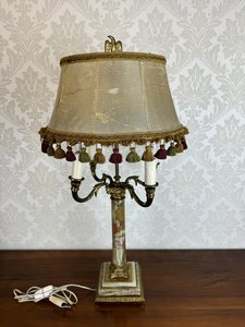 Stolová lampa s onyxovým podstavcom a textilným tienidlom so strapcami