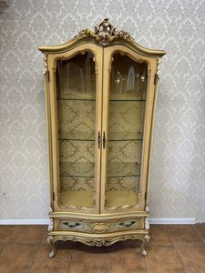 Malovaná vitrína s tvarovaným korpusem