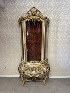 Malovaná vitrína s bohatým tvarováním