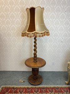 Stojaca lampa so stolíkom