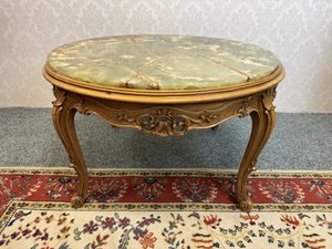 Elegantný stôl s onyxovou doskou