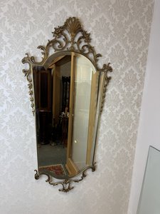 Starrožitné mosadzné zrkadlo s tvarovaným rámom a motívom lastúry