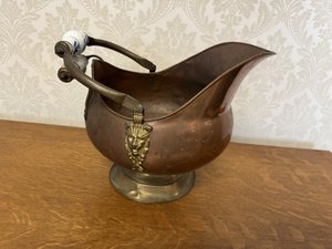 Mosadzná nádoba s porcelánovými úchytmi a reliéfom levej hlavy