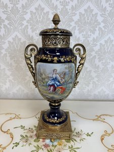 Porcelánová váza s vekom