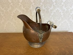 Mosadzná nádoba s porcelánovými madlami a reliéfom levej hlavy