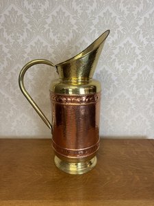 Džbán s vysokým hrdlom a reliéfnym zdobením