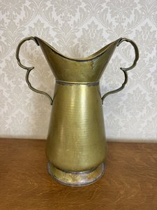 Mosadzná kanvica s vysokým hrdlom