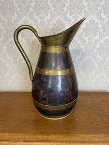 Mosadzný džbán s výrazným uchom a páskovým dekorom