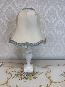 Lampa stolná s mramorovým podstavcom a textilným tienidlom