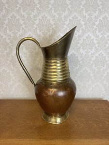 Džbán s rytým dekórom a rebrovaným stredom