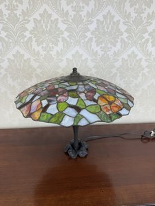 Stolová lampa s vitrážovým tienidlom v tiffanyovskom štýle, kvetinový motív