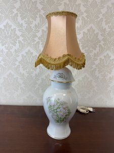 Limogská porcelánová lampa s kvetinovým dekorom a zlatým lemovaním