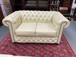 Krémovo biela dvojmiestna pohovka Chesterfield