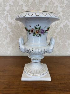 Porcelánová váza s plastickými detailmi a kvetinovým dekorom