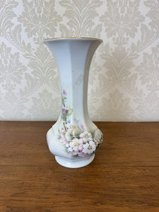 Porcelánová váza Limoges s ručne maľovanými kvetmi a pozláteným lemom