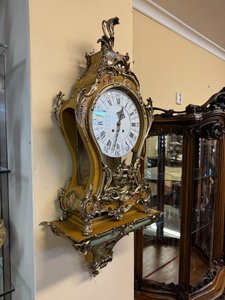 Luxusné nástenné hodiny s podstavcom s maľbou inšpirovanou 18. storočím