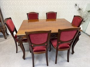 Jedálenský stôl so šiestimi čalúnenými stoličkami, vyrezávanými detailmi