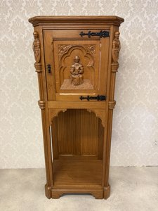 Skříňka s figurálními řezbami rytířů, reliéfní výzdobou dvířek