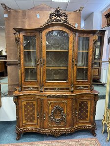 Luxusná vitrína s intarziou, bronzovými detailmi a vyrezávanými ornamentmi