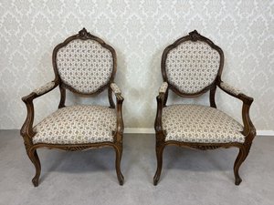 Kreslo s vyrezávanými detailmi a elegantným čalúnením, rok 1890, cena za kus