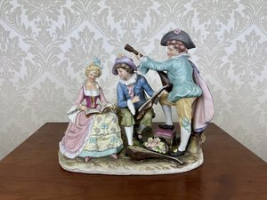 Porcelánová figurálna plastika s hudobnou scénou