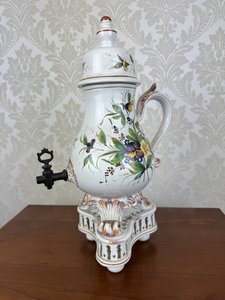 Porcelánový samovar s ručne maľovanými kvetinovými motívmi
