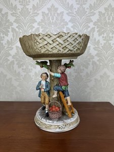 Porcelánová miska na ovocie s figurálnym výjavom zberu jabĺk