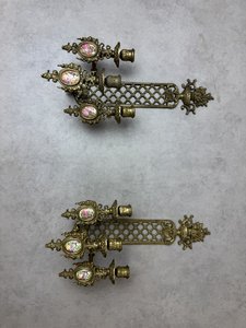 Nástenné svietidlo s porcelánovými miniatúrami v bohatom pozlátenom ráme, cena za kus