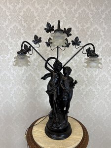 Stolová lampa s figurálnou plastikou a kvetinovými tienidlami, signované Zamac