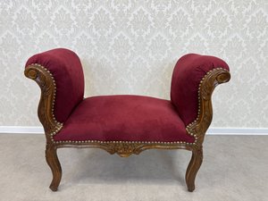 Elegantná lavica s tvarovanými podrúčkami
