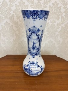 Modrobiela váza s ručne maľovaným motívom holandskej krajiny a lodí