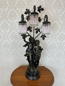 Stolová lampa so štyrmi zdobenými tienidlami a kovovým dekórom listov vínnej révy