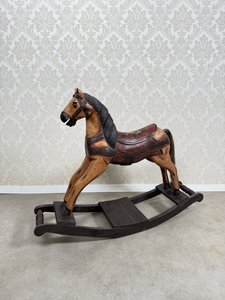 Vyrezávaný drevený hojdací kôň