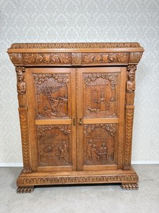 Skriňa s ručnou rezbou