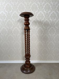 Stĺpový stojan s točenými nohami