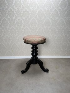 Čalúnená točená stolička