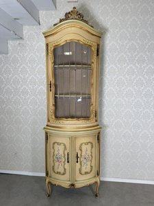 Rohová vitrína s florálnym dekorom