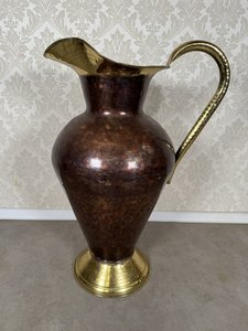 Veľký džbán s plastickým uchom