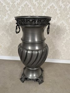 Cínová váza s plastickým dekorom