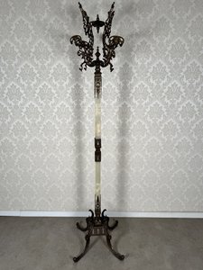 Reprezentatívny stojanový vešiak