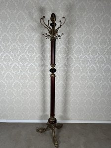 Drevený stojanový vešiak