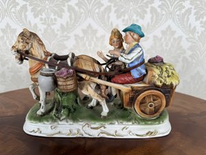Porcelánová figurálna soška - pár na povoze