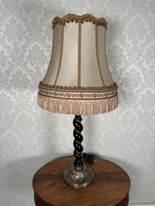 Statožitná stolná lampa so zdobeným textilným tienidlom