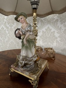 Porcelánová lampa s dievčaťom a kvetinovým košíkom