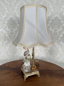 Porcelánová lampa s dievčaťom a kvetinovým košíkom